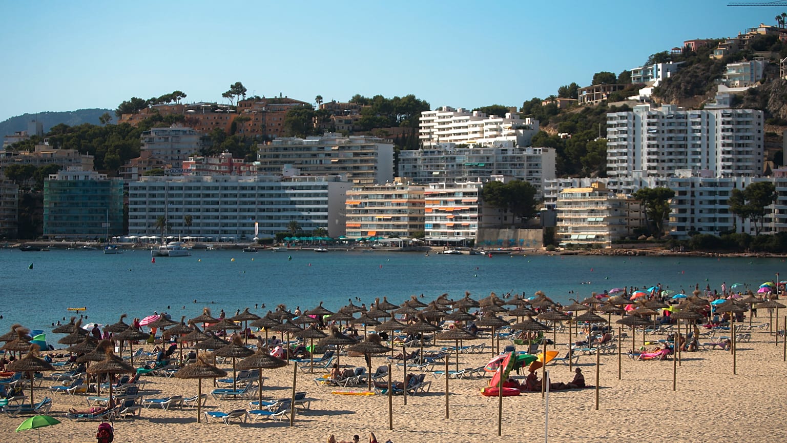 Turistas en una playa de Palma de Mallorca