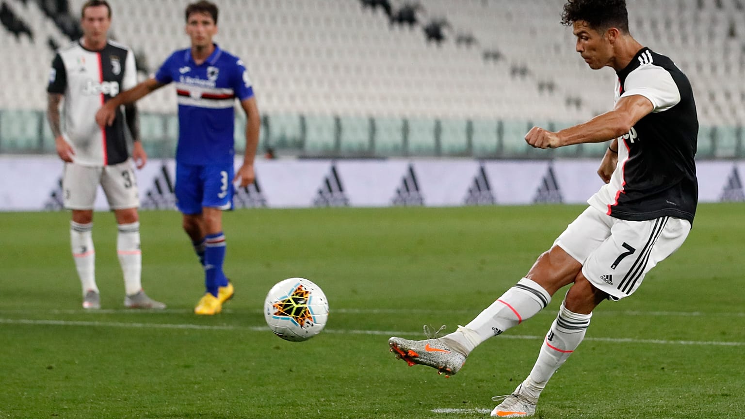 Cristiano Ronaldo trasforma il rigore in Juventus-Sampdoria 2-0.. 