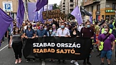 Vita a sajtószabadságról a magyar helyzet miatt a bizottsági sajtótájékoztatón