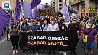 Vita a sajtószabadságról a magyar helyzet miatt a bizottsági sajtótájékoztatón