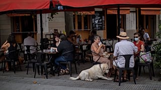 La gente se sienta en una terraza de Barcelona, España, el viernes 17 de julio de 2020.