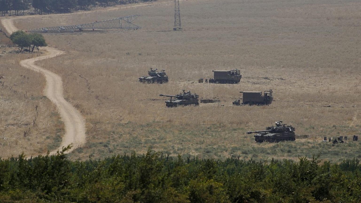 Lübnan sınırındaki İsrail tankları
