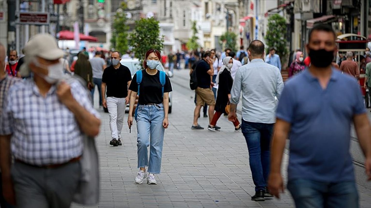 Türkiye'de koronavirüsten ölenlerin sayısı 5.600'ün üzerinde.