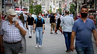 Türkiye'de koronavirüsten ölenlerin sayısı 5.600'ün üzerinde.