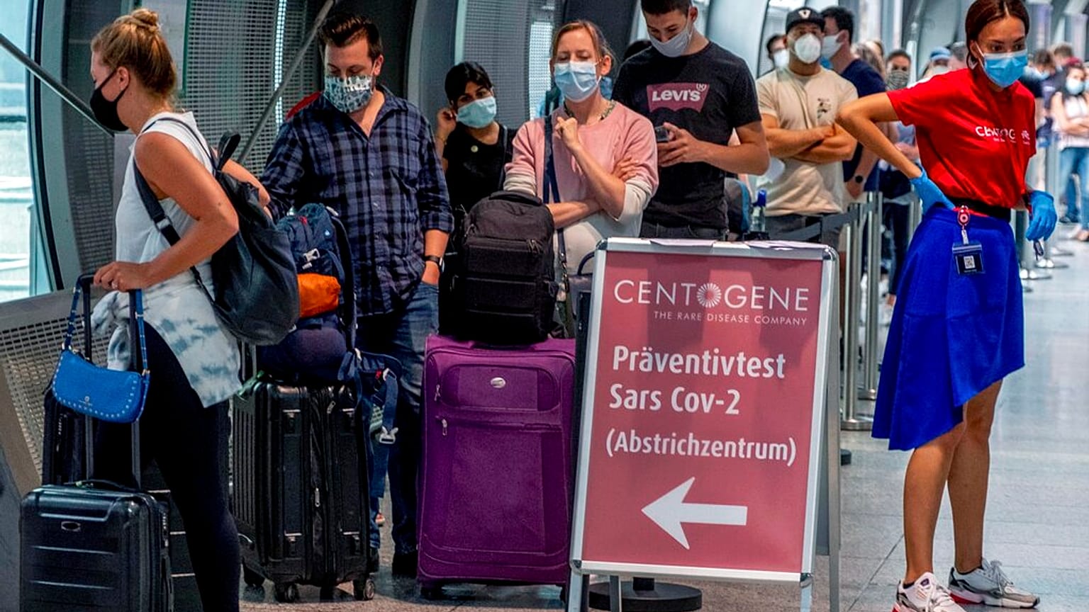 Warten auf den Test am Flughafen Frankfurt