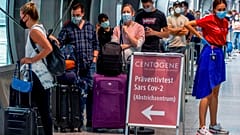 Warten auf den Test am Flughafen Frankfurt