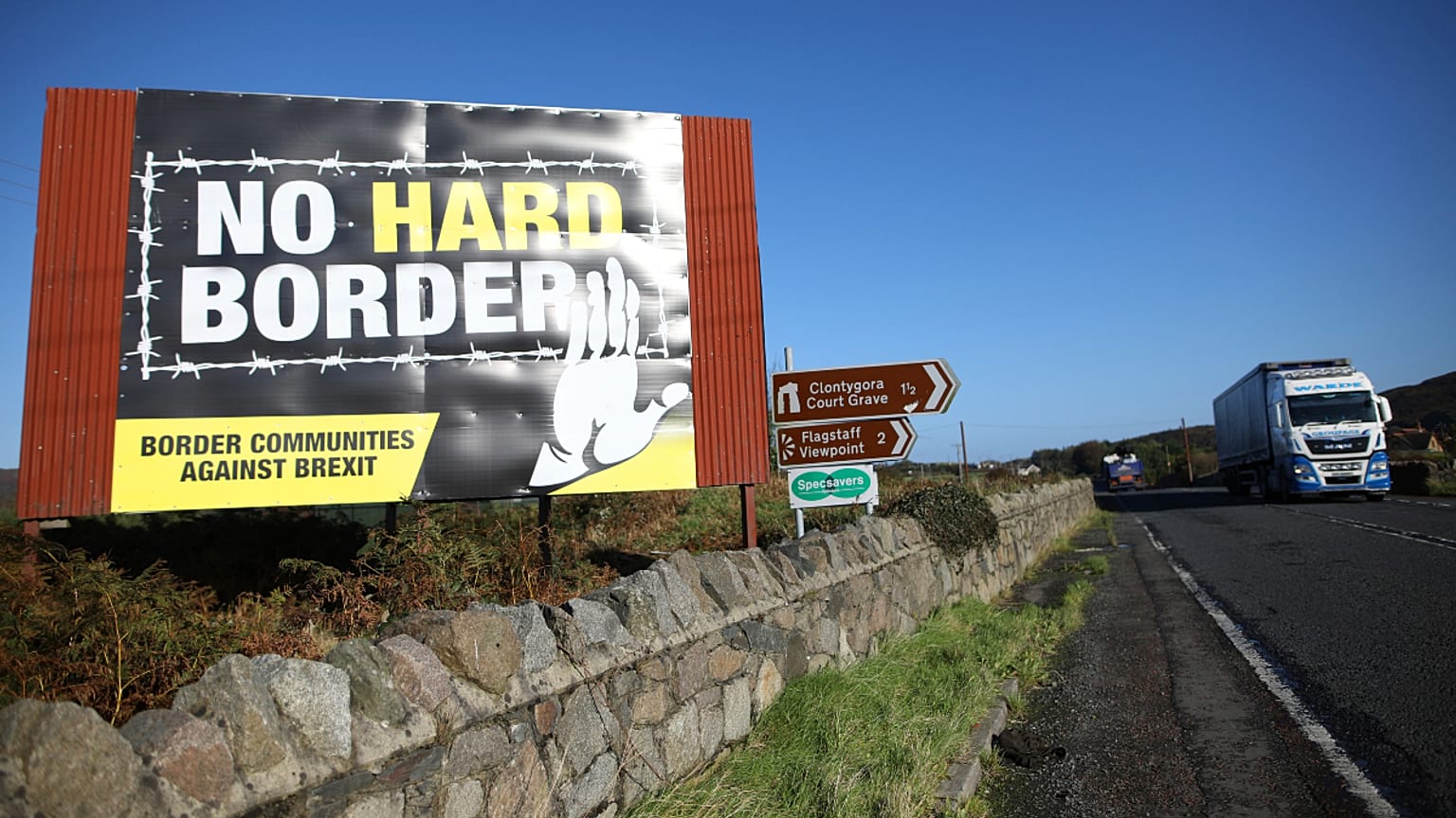 Camiões circulam junto a Newry, na estrada que cruza a fronteira e liga Belfast a Dublin