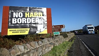 Camiões circulam junto a Newry, na estrada que cruza a fronteira e liga Belfast a Dublin