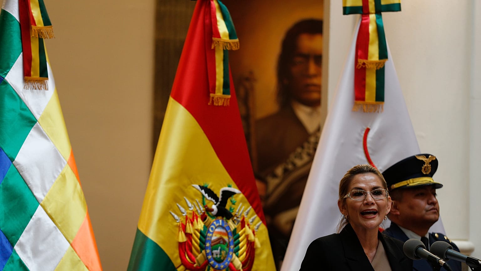 Βολιβία: Η μεταβατική πρόεδρος «γυρίζει στη δουλειά»