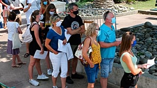 Am 27. Juli warten Menschen in Saint Jean de Luz auf ihren Coronatest.