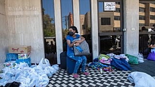 عاملة منزلية إثيوبية أمام قنصلية بلادها بعد أن تركها أصحاب عملها اللبنانيين لمصير مجهول، بيروت 4 يونيو 2020