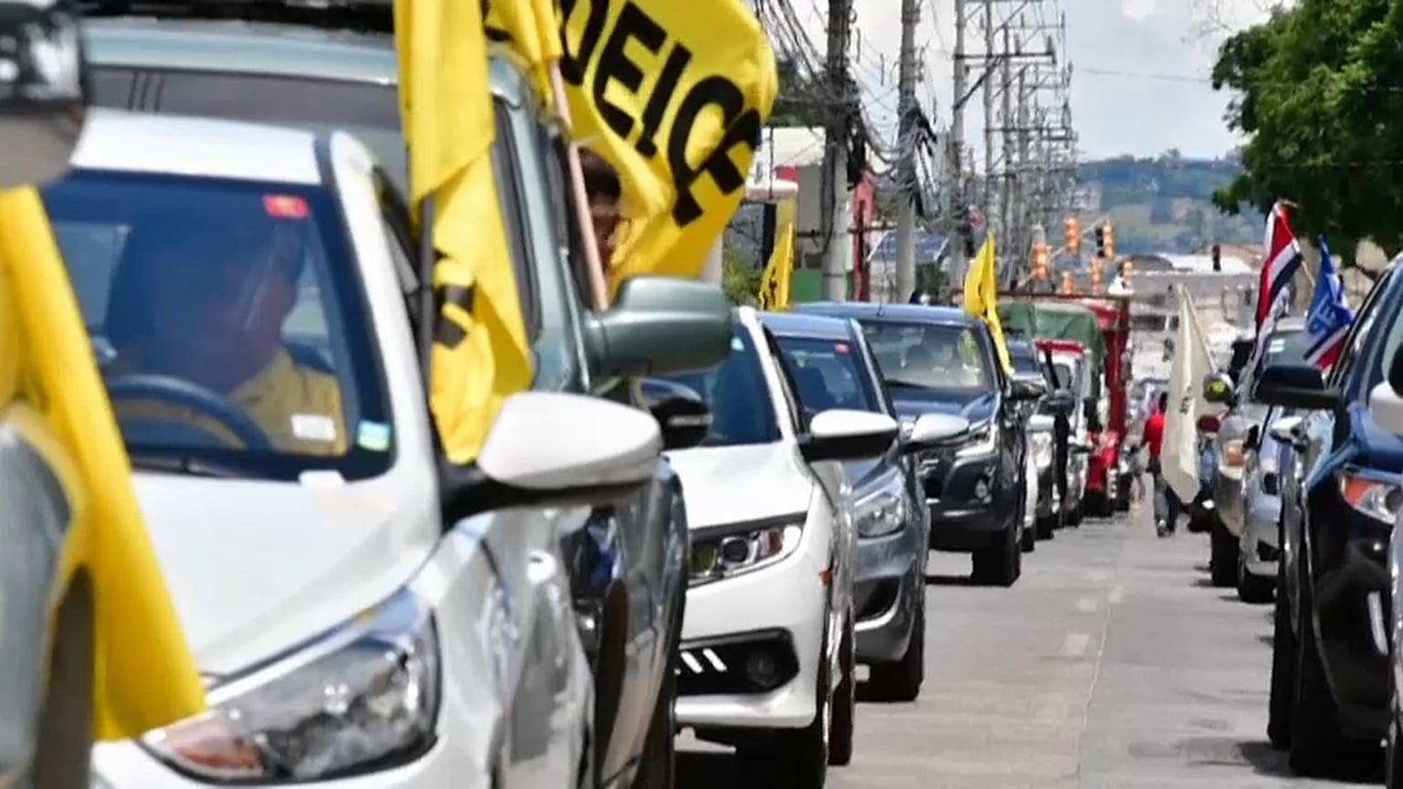 Integrantes de la caravana que recorrió San José para protestar contra las medidas del Gobierno para contrarrestar las consecuencias económicas de la pandemia