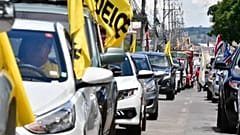 Integrantes de la caravana que recorrió San José para protestar contra las medidas del Gobierno para contrarrestar las consecuencias económicas de la pandemia