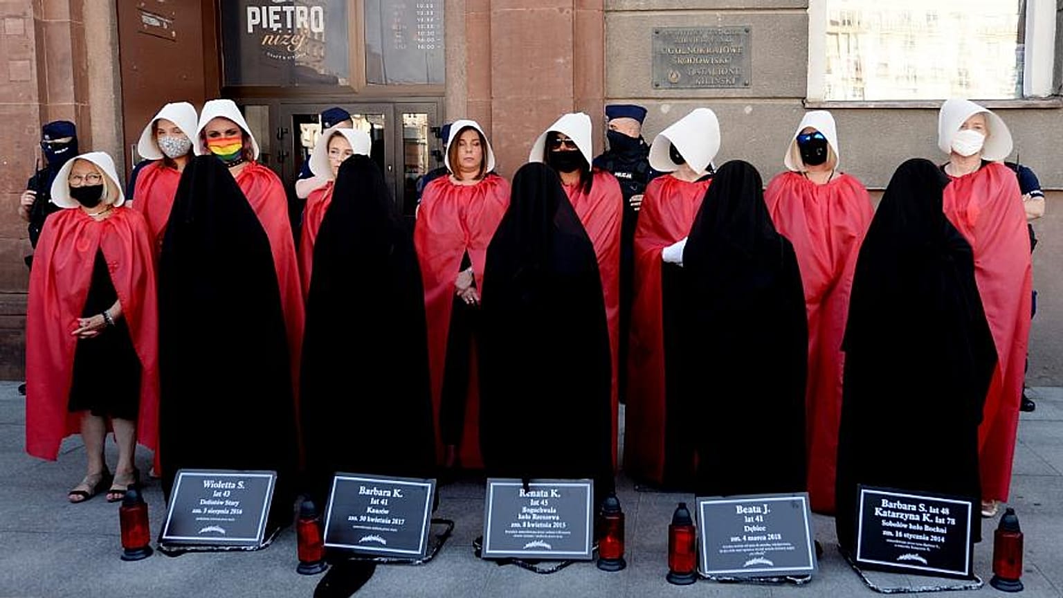 attiviste polacche protestano contro l'abbandono della convenzione