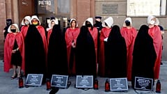 attiviste polacche protestano contro l'abbandono della convenzione