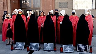 attiviste polacche protestano contro l'abbandono della convenzione