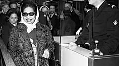 أم كلثوم عند وصولها إلى باريس في العام 1967