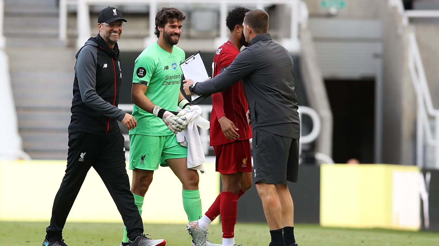 Jürgen Klopp strahlte an der Seite von Alisson nach Abpfiff des letzten Saisonspiels seines FC Liverpool