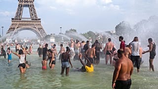 2019 júliusában 42,6 fok volt Párizsban, sokan a Trocadero-kert medencéiben hűsöltek