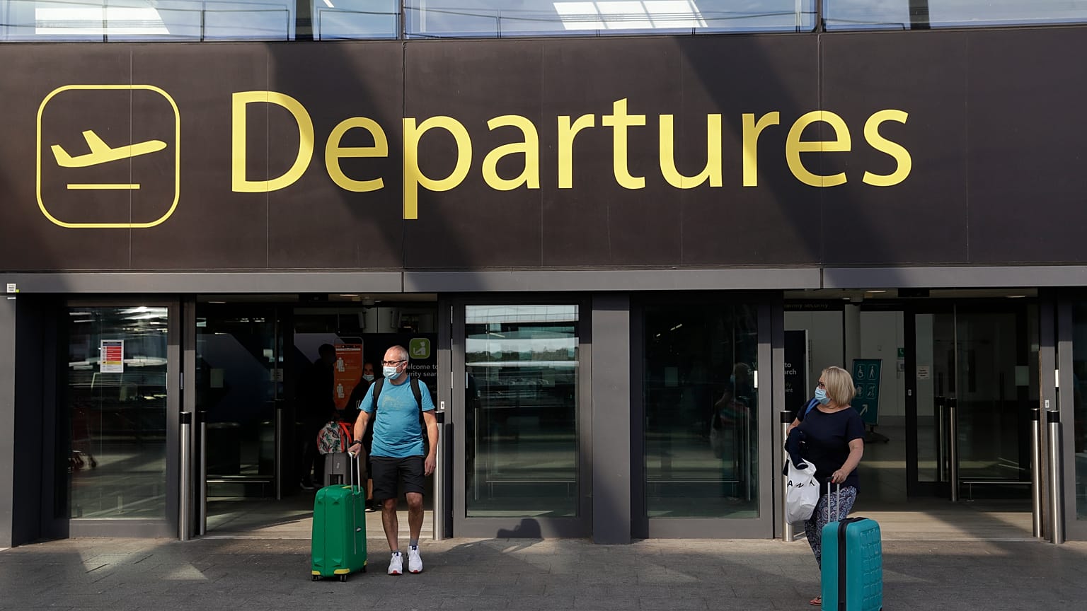 Pasajeros salen de la Terminal Norte del Aeropuerto de Gatwick cerca de Crawley, justo al sur de Londres, el miércoles 22 de julio de 2020. 