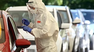 Collecte d'échantillons en voiture à Mamming, en Allemagne, le mardi 28 juillet 2020