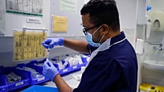 Egy klinikai szakasszisztens COVID-19 oltóanyag-jelöltet készít elő Londonban, 2020. augusztus 5-én