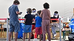 Familie vor dem Test