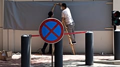 العمال يستعدون لتغطية المناطق التي كانت تستخدم فيها اللافتات لإظهار الموقع كقنصلية للولايات المتحدة في تشنغدو بمقاطعة سيتشوان جنوب  غرب الصين غرب الصين . 