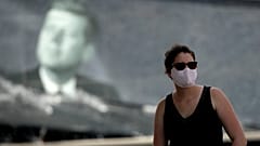 امرأة بالقرب من مركز كينيدي للفضاء في فلوريدا الأميركية 