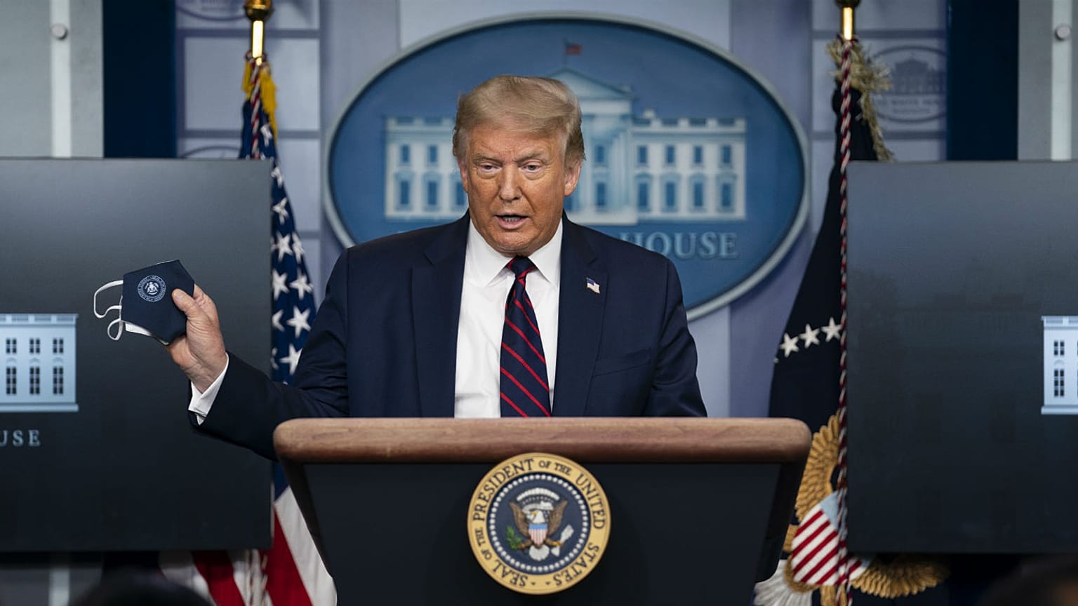 ABD Başkanı Donald Trump, basın toplantısına elinde maske ile geldi