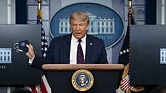 ABD Başkanı Donald Trump, basın toplantısına elinde maske ile geldi