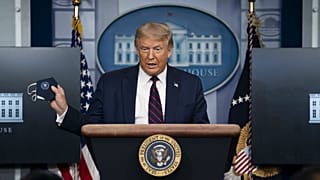 ABD Başkanı Donald Trump, basın toplantısına elinde maske ile geldi