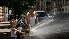 Nicht nur Kinder in New York freuen sich bei glühender Hitze über die Wasserspender 
