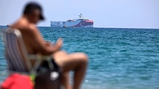 Antalya kıyılarından Doğu Akdeniz'de çalışmalar yapan Türkiye'nin sismik araştırma gemisi Oruç Reis görülüyor