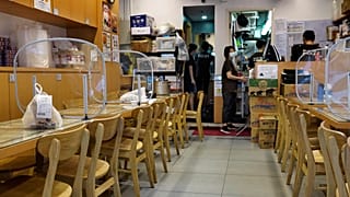 هونغ كونغ تعيد فرض إجراءات مشددة بعد انتشار فيروس كورونا مجدداً