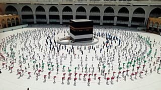 Cientos de fieles dan vueltas a la Kaaba ordenadamente y guardando la distancia social