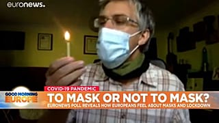 Il Simon Kolstoe, docente di assistenza sanitaria basata all'Università di Portsmouth, ha provato a spegnere un fiammifero con la mascherina indosso