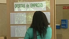 Jovem num centro de emprego