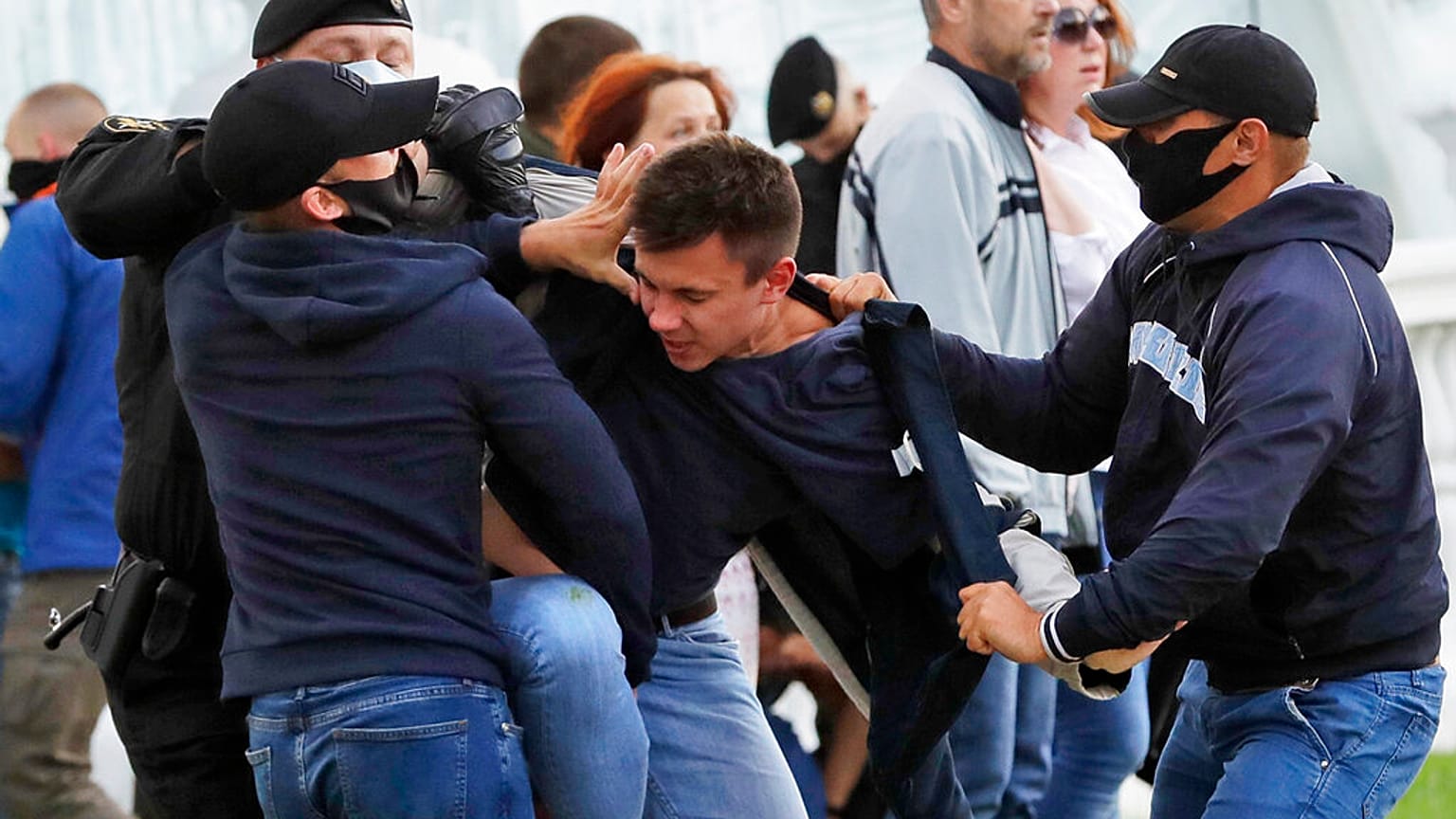 Belarus'un başkenti Minsk'te muhaliflerin protesosuna polis müdahale ederken.