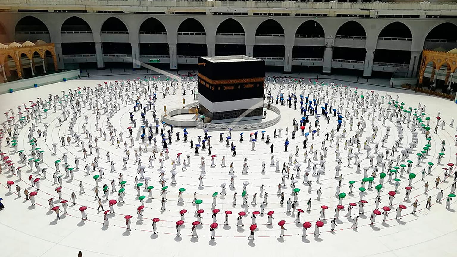 Hacı adayları, covid-19 önlemleri gölgesinde ilk tavaflarını yapıyor