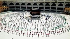 Hacı adayları, covid-19 önlemleri gölgesinde ilk tavaflarını yapıyor