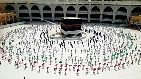 Hacı adayları, covid-19 önlemleri gölgesinde ilk tavaflarını yapıyor