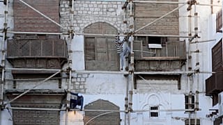 عمال يشتغلون على مبنى تاريخي في المدينة القديمة بجدة /الممكلة العربية السعودية