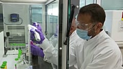 COVID-19: Συμφωνίες αγοράς φαρμάκων και εμβολίων από ΕΕ και Βρετανία