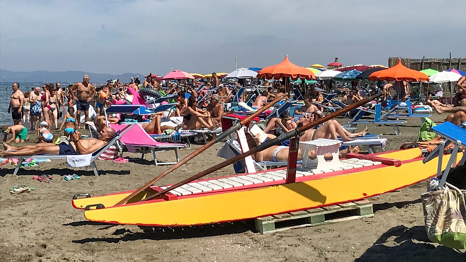 Σαββατοκύριακο σε παραλίες λίγο έξω από την Ρώμη. Συνωστιμός και καμία τήρηση των αποστάεων. 