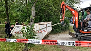 Uma das escavadoras envolvidas na operação de busca em Seelze, na Alemanha