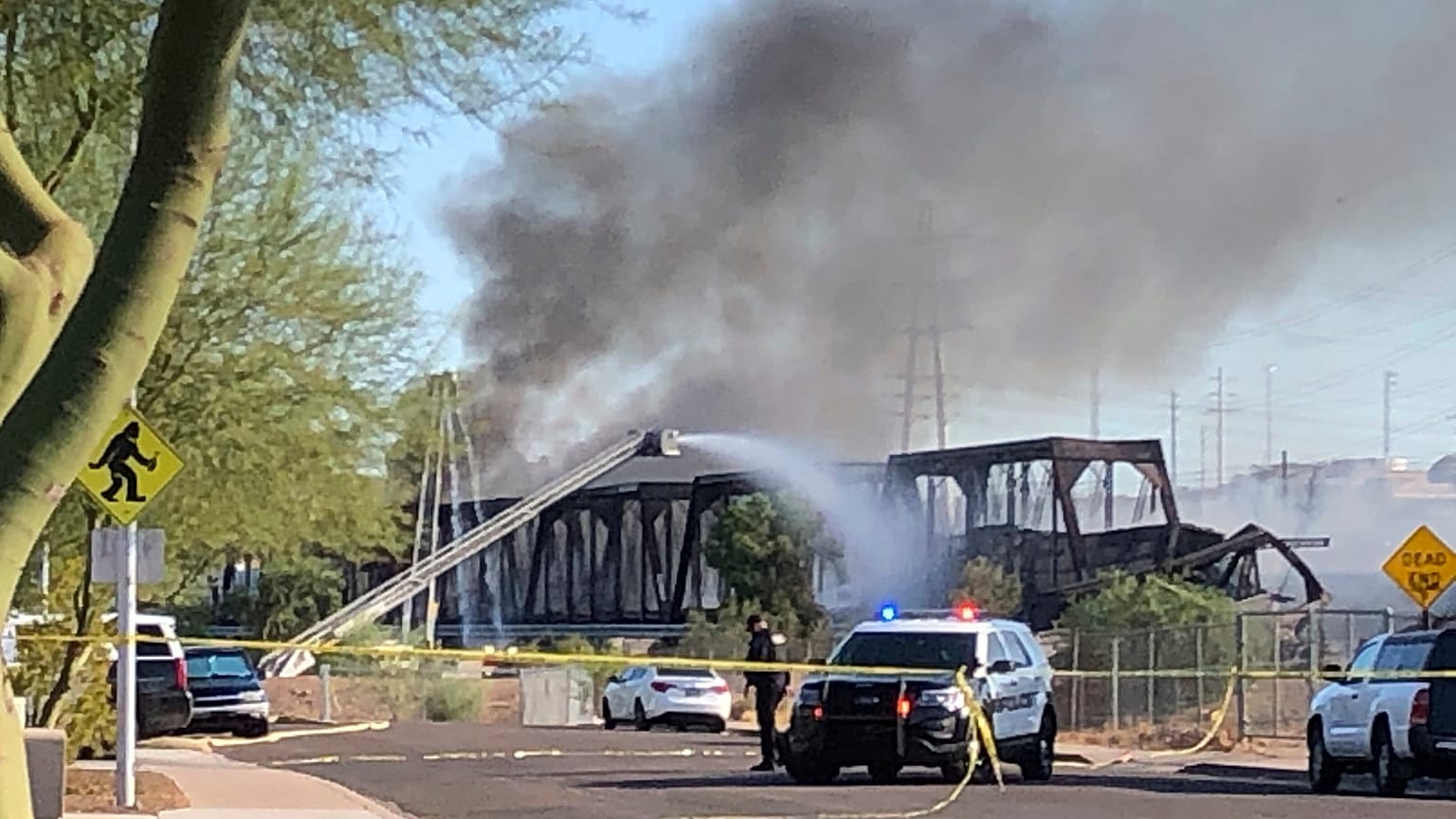 Phoenix, deraglia treno merci, vagoni e ponte in fiamme: nessun ferito