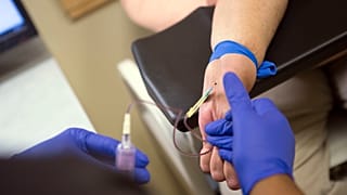 سيتمكن المثليون من التبرع بالدم دون أي قيود بعد أن صوت النواب على نهاية التأجيل