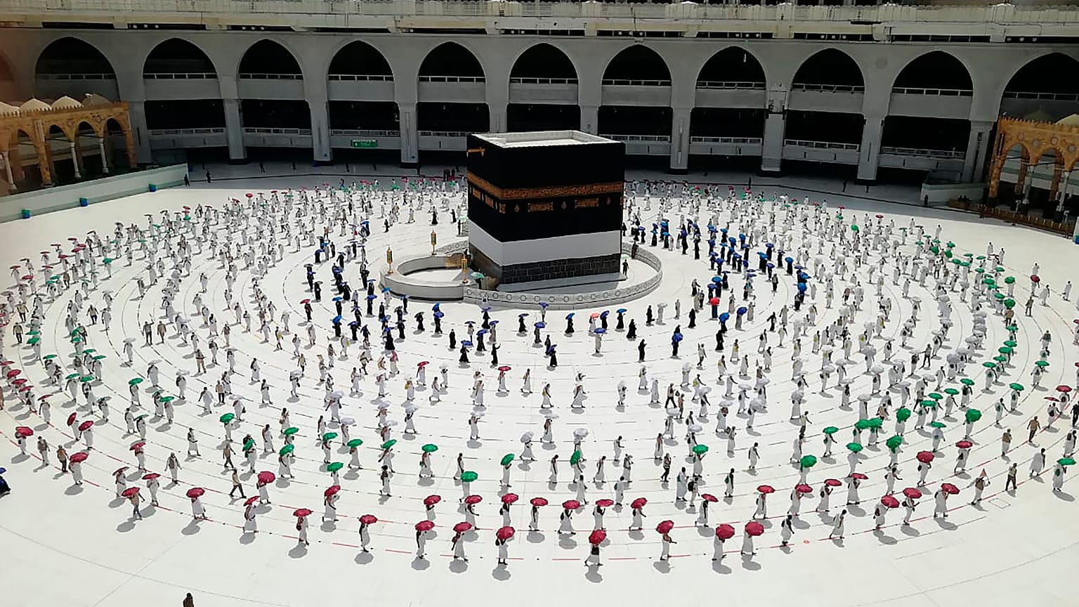 صورة للحجاج أثناء الطواف حول الكعبة في ظل إجراءات التباعد الاجتماعي بسبب كورونا 