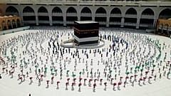 صورة للحجاج أثناء الطواف حول الكعبة في ظل إجراءات التباعد الاجتماعي بسبب كورونا 